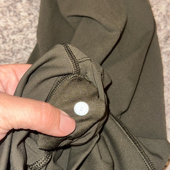 Women’s Lululemon Wunder Under Crop (High-Rise) *Full-On Luxtreme 21" Size 2 - Picture 12 of 15